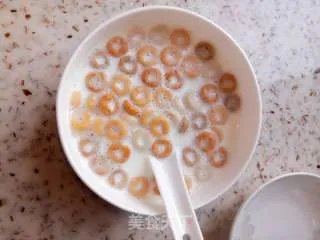 麦圈牛奶