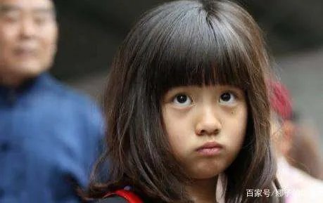 14岁黄多多出新照片,摄像机位置惹争议,你觉得妥不妥?
