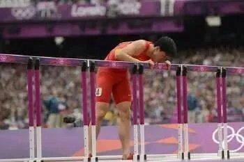 张艺兴为什么会跪下?