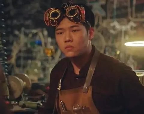 《爱情公寓》一到四季吕子乔的收入来自哪啊?
