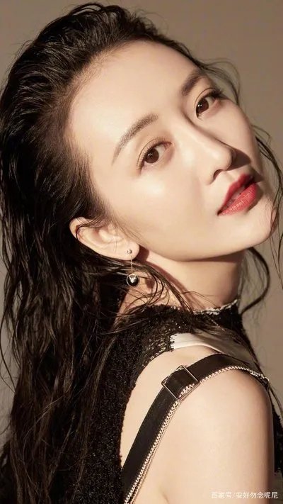 父母没钱把她扔给邻居养,打工时误入娱乐圈,如今成撒贝宁女神,你怎么看?