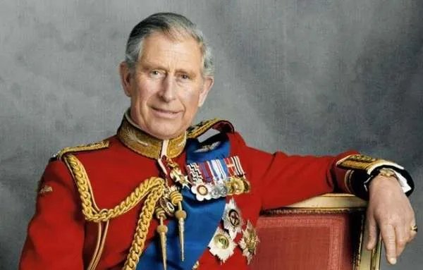 又怒了！英国新君主查尔斯三世又被拍到不高兴了，这一次又是为了什么？