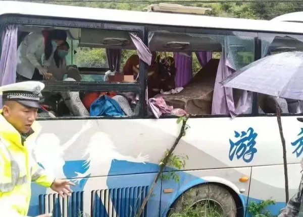 四川大巴被飞石砸中8死16伤,谁之过?
