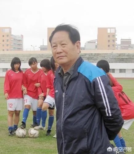 英明!琼中女足荣获“五四青年奖章”,她们曾夺世界青少年足球锦标赛冠军。你怎么看?
