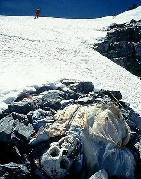 如何看待男子登珠峰在8600米高度倒下上百人路过无人救?