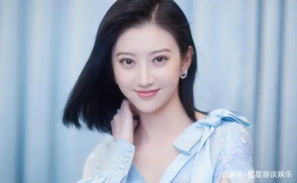 成龙不敢摸她,甄子丹没搂到,连王思聪都不敢撕,却被任嘉伦亲了,她是谁?