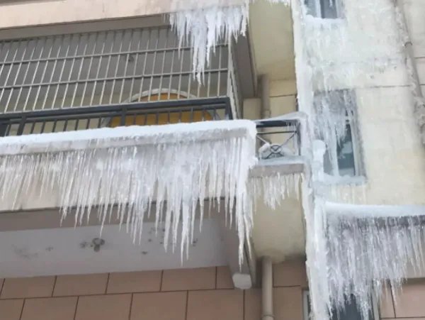 哈尔滨一小区成“冰帘洞”,这些冰柱有哪些安全隐患?