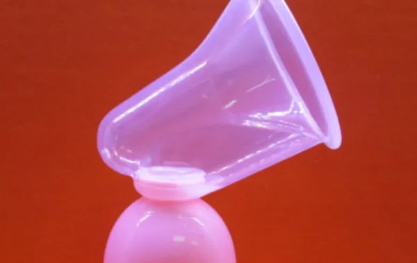 手动吸奶器如何用?