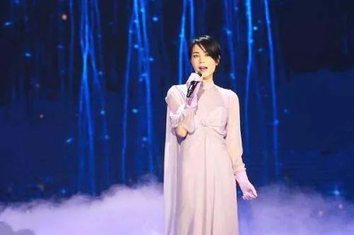 马云唱歌五音不全,为何却能和王菲一起同台唱歌?