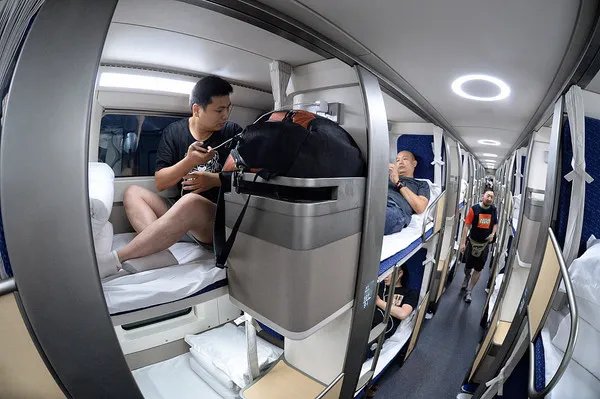 中国动车新成员:最新型纵向卧铺动车组上线运营