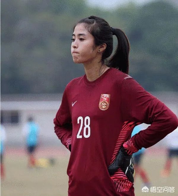 中国女足门将赵丽娜,为什么扑救前老是把双手收紧在胸口处?