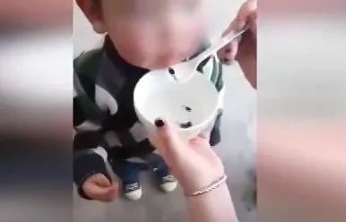 谁给幼童喂食活蝌蚪？