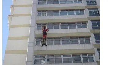 高中生跳楼被踹回是怎么回事?