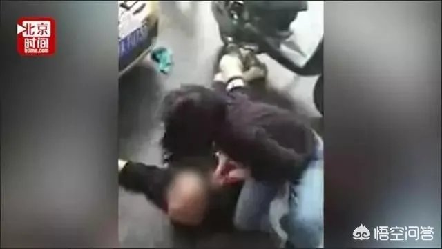 哈尔滨摩托车司机与的哥起争执心脏病发身亡,涉事的哥被批捕,你觉得出租车司机冤吗?