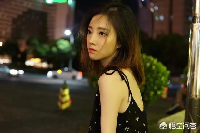 看了个视频,周传雄(小刚)在台上唱歌,有个评委叫冯提莫!我就想问问冯提莫是谁?