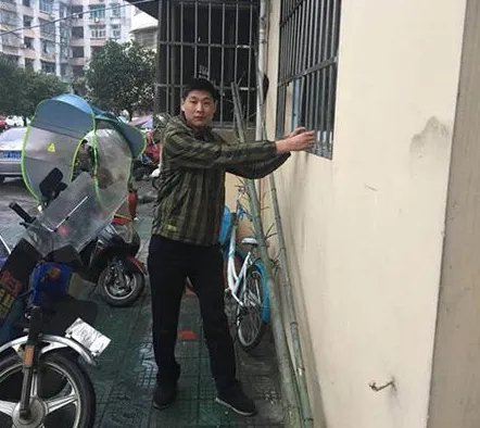 辅警掰防盗窗救人的结局如何？