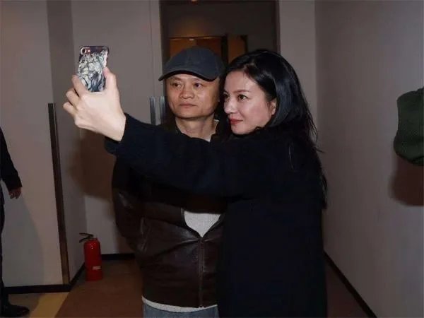 赵薇自从被爆和马云一起拍照之后,马云拒绝认识她的事实,这是不是有损颜面?