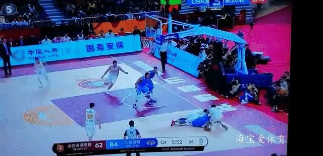 首钢和山西男篮的常规赛中,林书豪被外援富兰克林所撞到,翟晓川上前出头,你怎么看?