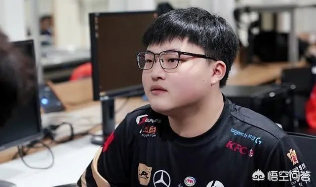 RNG战队艰难赢下OMG,Uzi三杀接管比赛,赛后队员表情却是很不开心,怎么评价?