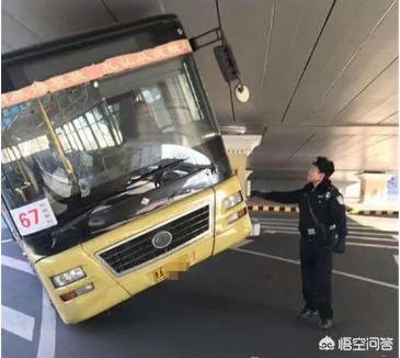 哈尔滨一67路公交车“崴脚”被卡二环桥下,你怎么看待这件事?