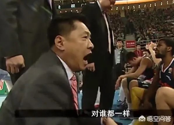 为什么李春江指导会在比赛中让队员对马布里上腿?当时是什么情况?