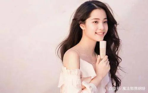从万人羡到万人嫌,“天才少女”欧阳娜娜,是如何打烂一手好牌的?