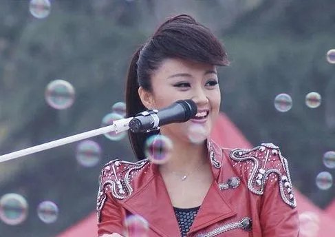 玖月奇迹王小玮宣布离婚后首现身,她状态怎么样
