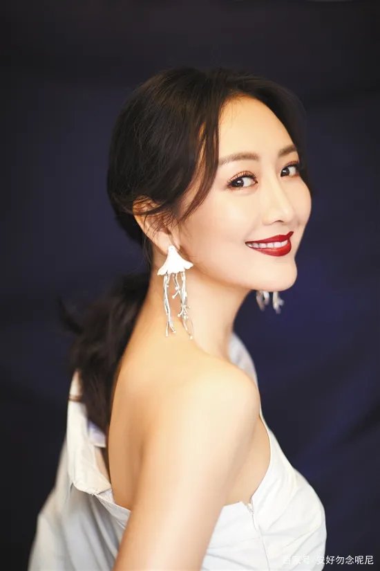 父母没钱把她扔给邻居养,打工时误入娱乐圈,如今成撒贝宁女神,你怎么看?