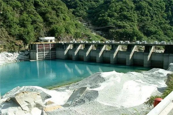 印度大坝建42年启用首日坍塌