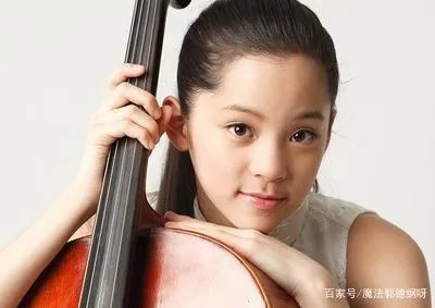 从万人羡到万人嫌,“天才少女”欧阳娜娜,是如何打烂一手好牌的?