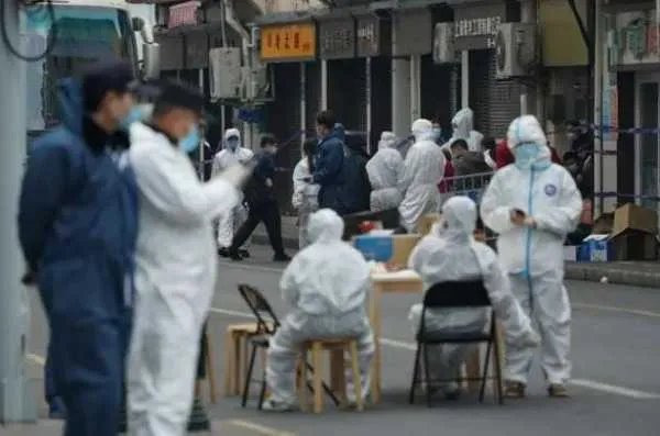 人民日报评疫情防控，越是防疫吃紧越要摒弃躺平心态，我们应该怎么做？