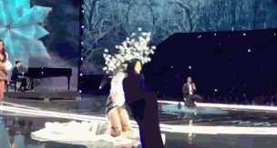 2017维秘秀奚梦瑶摔倒,你怎么看?