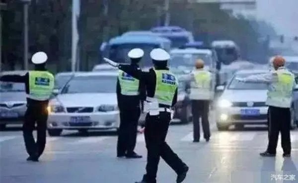 等个红绿灯遭殃了，扣2分罚100？交警提醒：别吃亏了，还上当