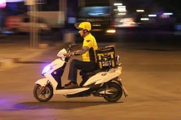 外卖员崩溃砸东西遭店家殴打,外卖员先动手,为何大家却说店家无情?