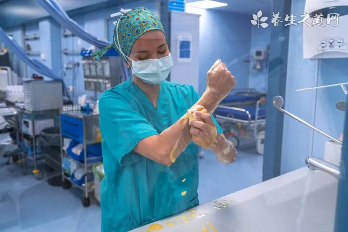 美国新冠肺炎确诊人数超120万 高温下口罩可摘吗