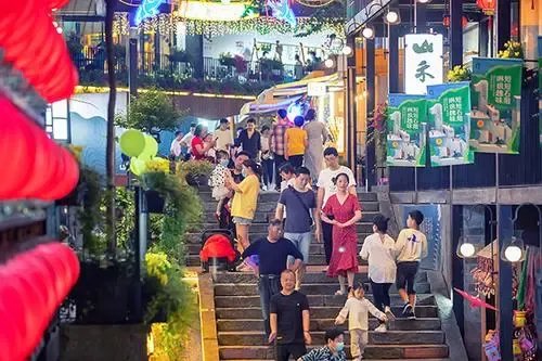 江西一位老奶奶每天到网吧看电视,这一幕有多心酸?