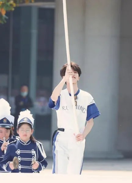 蔡徐坤跑男路透生图曝光,化身旗手被赞可爱,为何引得现场男粉尖叫呢?