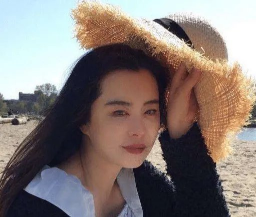 当50岁邱淑贞撞上51岁王祖贤,网友为何说这是我见过最有杀伤力的对比?