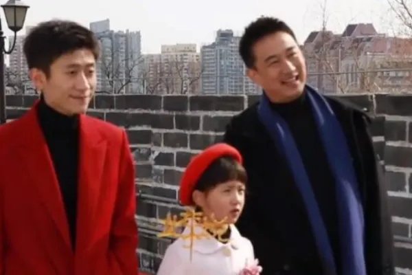 黄磊带小女儿拍MV，孙莉全程场外指导超有耐心，他们一家有多么温馨？