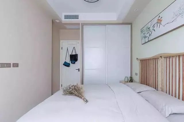 180㎡带庭院的中式原木风,客厅背景墙太美了!
