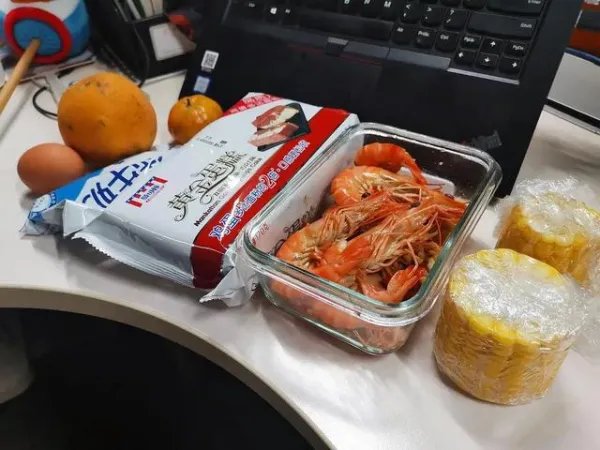 浙江公司禁止员工热饭一事引发关注，此事背后的真相到底是什么呢？