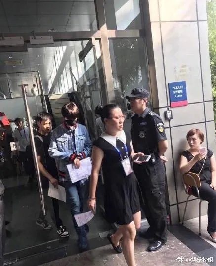 网红蹭热点,拍王俊凯寝室的床,并合影,你这么看?