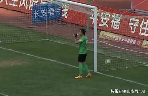 怎样用一句话，来形容一个糟糕的足球守门员？