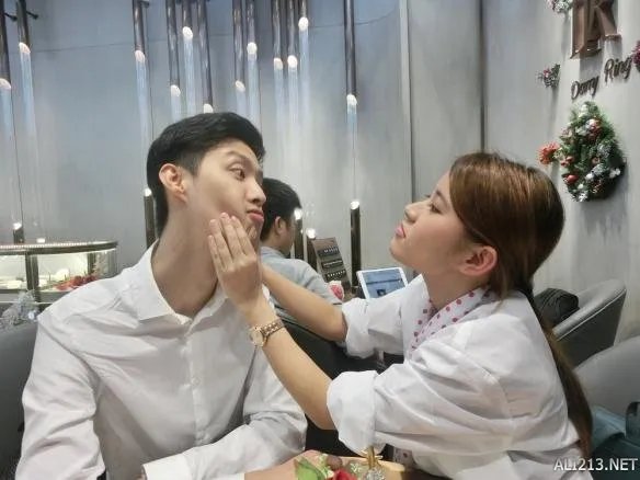 怒吞一吨狗粮!香港17岁学霸旷课求婚 耽误学习也要爱