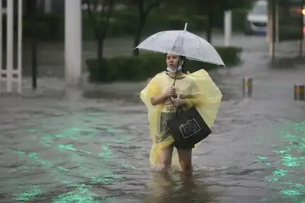 北京市发布暴雨蓝色预警，需要做好哪些防范工作？你那里雨下的大吗？