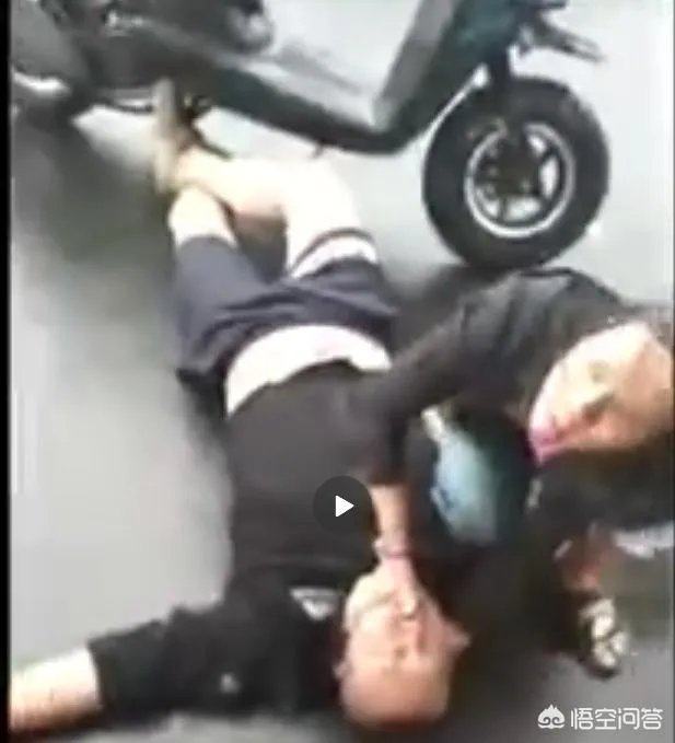 哈尔滨摩托车司机与的哥起争执心脏病发身亡,涉事的哥被批捕,你觉得出租车司机冤吗?