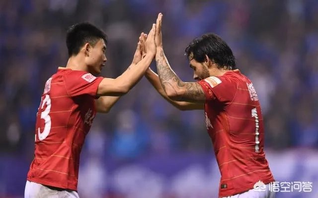 申花2比2战平恒大止住连胜,如何看待两支亚冠球队上下半场如此差异的表现?