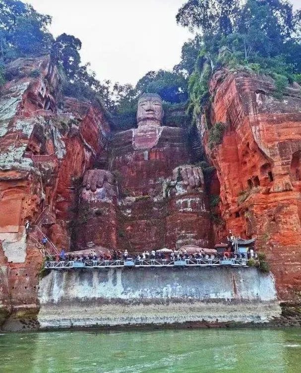 乐山大佛真身全部露出图片,日常水淹到脚趾很难