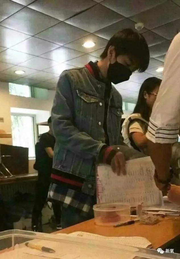 网红蹭热点,拍王俊凯寝室的床,并合影,你这么看?