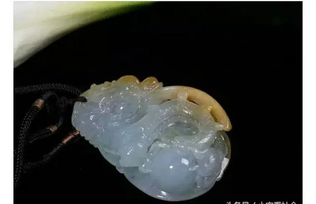 捡到玉坠随手丢弃被索赔,你觉得应该么?